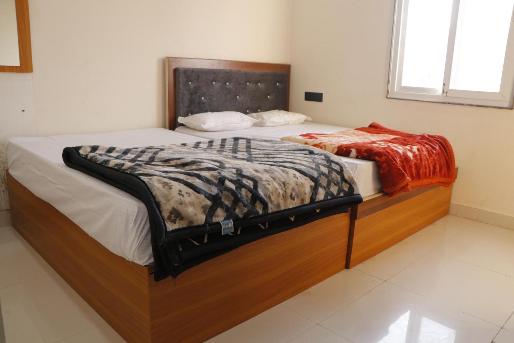 Dolphin Guest House Mathura Bagian luar foto